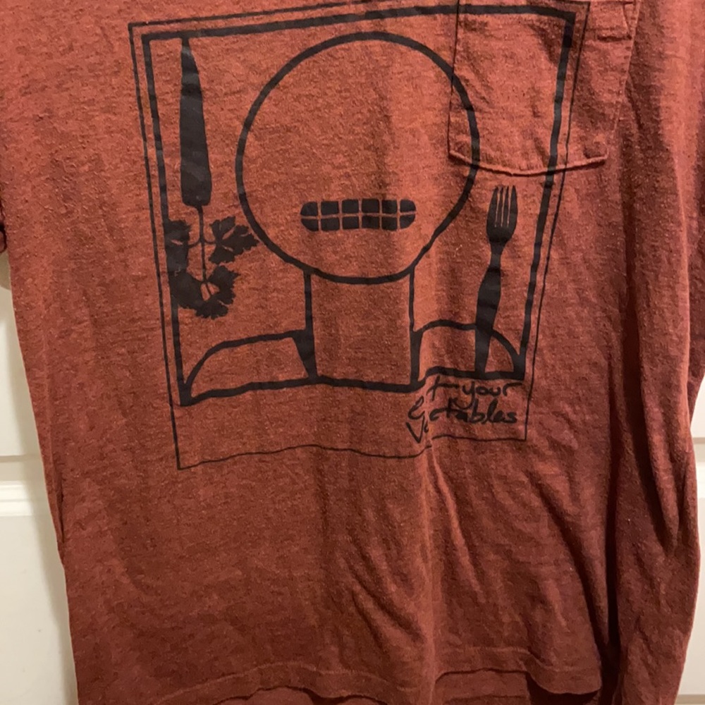 Gap tee medium Eat your vegetables reddish brown black tint in tee breast 22”
